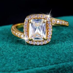 Elegant Gold and Crystal Ring Wedding ring sz 8